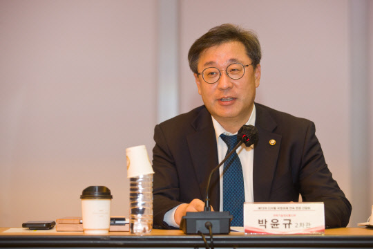 박윤규 과학기술정보통신부 제2차관이 30일 오후 서울 중구 서울중앙우체국 대회의실에서 '디지털 권리장전 수립방안' 주제로 열린 '제13차 디지털 국정과제 현장 간담회' 에 참석해 인사말을 하고 있다. 과기정통부 제공